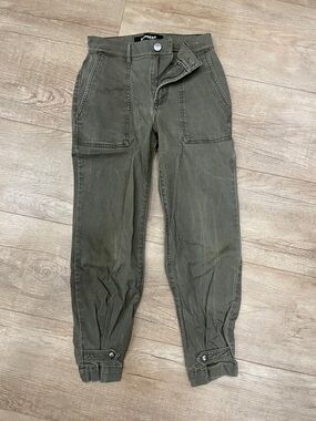 Express Cropped Straight Utility High-Rise Cargo Pants in Olive Green